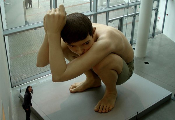 ron-mueck-hyperrealistic-sculptures-11.jpg