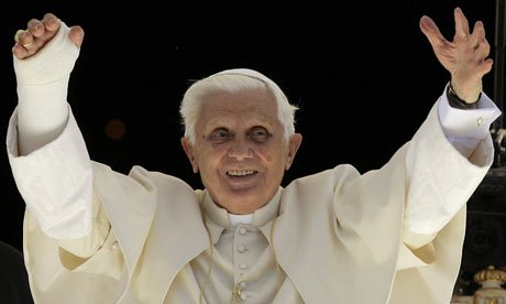 Pope-Benedict-XVI-greets--001.jpg