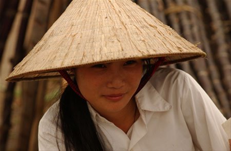 vn-closeup-of-woman-in-conical-hat-1.jpg