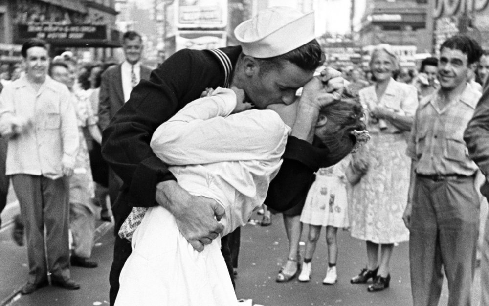 WWII Sailor in Controversial 'The Kiss' Photo Dies at 95 | Live ...
