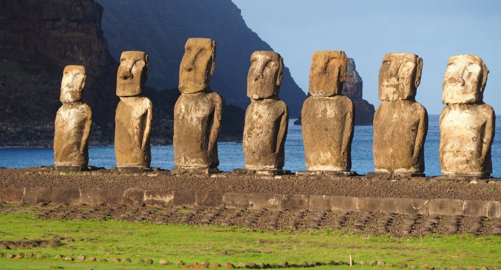 The best spots to see moai on Easter Island - Tiny Travelogue