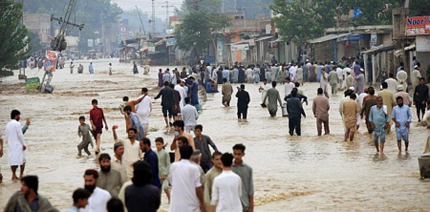 Több mint ezer ember halálát okozták eddig az áradások