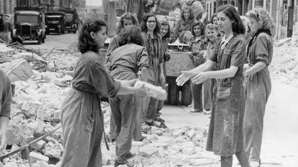 Trümmerfrauen: The Women Who Helped Rebuild Germany After World War 2 |  Amusing Planet