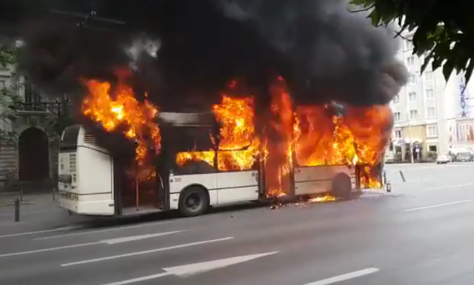 Alertă în Capitală. Un autobuz a ars complet în mijlocul bulevardului –  VIDEO – Evenimentul Zilei