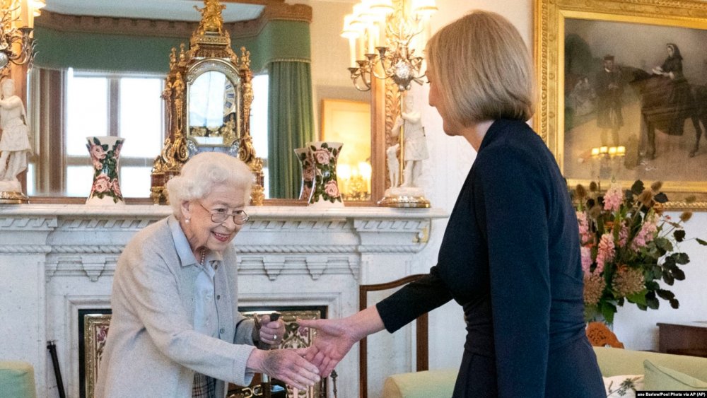 În urmă cu două zile, Regina Elisabeta a II-a a Marii Britanii a primit-o în audiență pe Liz Truss, pe care a numit-o premier al Marii Britanii.