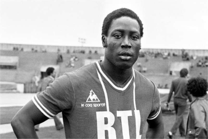 Jean-Pierre Adams standing in front of a crowd posing for the camera: Jean-Pierre Adams, french footballer, photography on July 26, 1977 in Paris on the grounds of Paris St. Germain. Adams, 22 caps for France A, between 1972 and 1976, is not on 10 March 1948 to Dakar. On the occasion of a mild knee operation, Jean-Pierre Adams falls into a long and deep coma on March 17, 1982 due to an error of anesthesia.