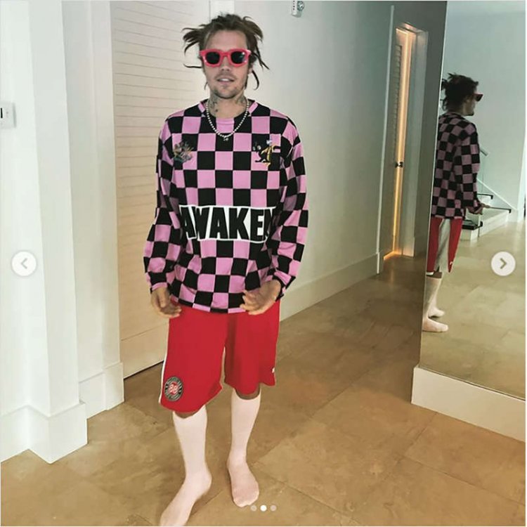 a person standing in front of a mirror posing for the camera: Justin Bieber/instagram