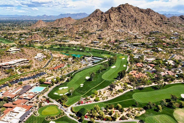 The golf courses and swimming pools of Paradise Valley. Tim Roberts Photography/Shutterstock