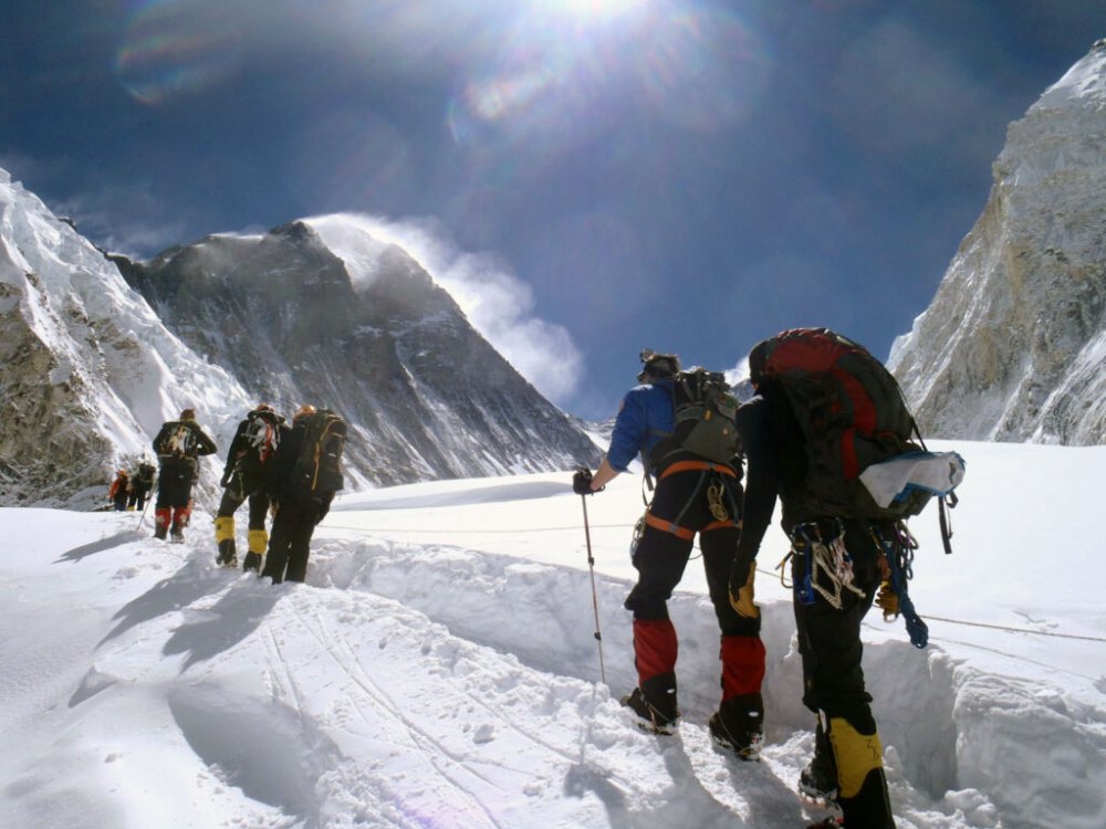 Alpinistul a cărui viață a fost salvată de un șerpaș pe Everest refuză să-i dea plata promisă