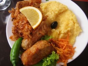 Turiști americani, surprinși de gastronomia românească. Au mâncat mici, zacuscă, jumări, ciorbă de burtă şi sarmale: „Nota de 10 din 10”. Video
