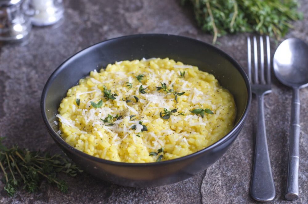 Gătește cel mai bun risotto, cu parmezan și verdeață. O rețetă extrem de simplă, gata în doar 40 de minute