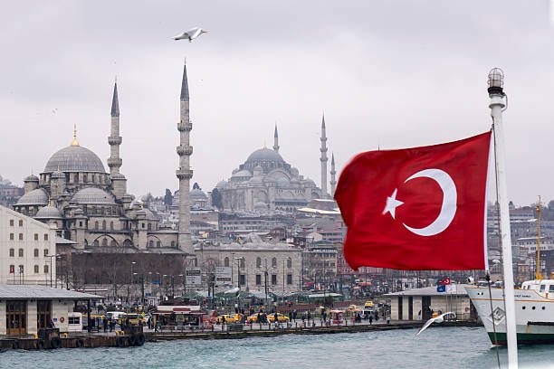 turkey, istanbul, eminoenue, view harbour, yeni camii and turkish flag - turkey flag stock pictures, royalty-free photos & images