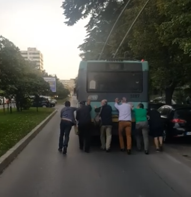 VIDEO Imagini care arată starea jalnică a transportului din București,  surprinse în weekend: un troleibuz împins de călători și două autobuze  Otokar tractate pentru reparații - Hotnews Mobile