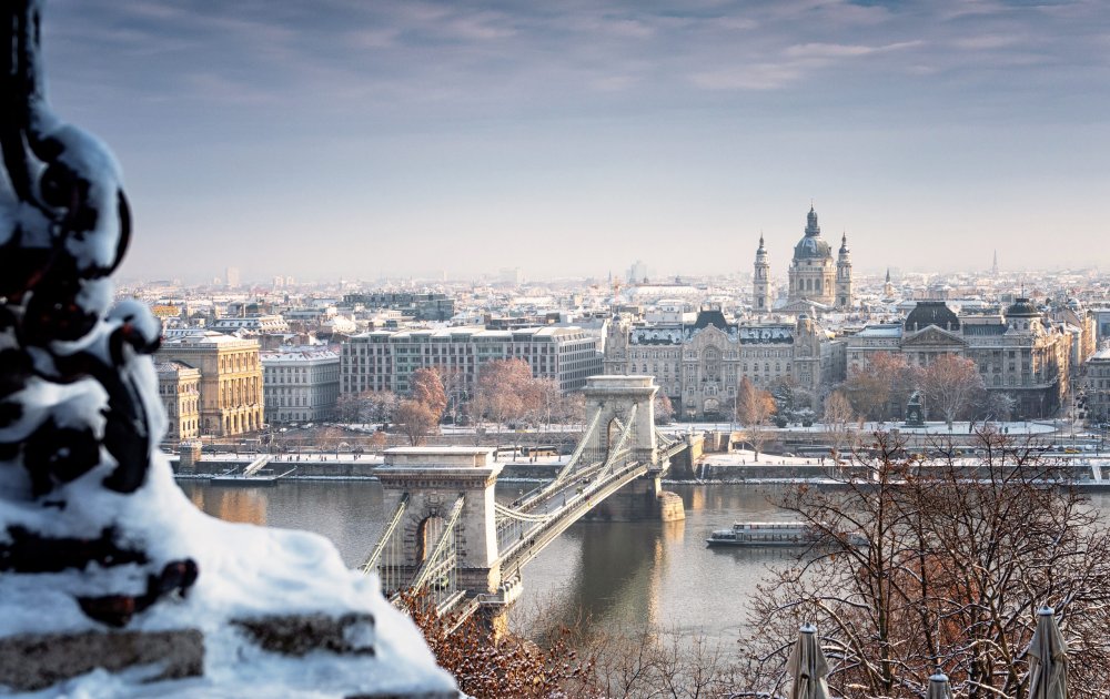 Szakadt a hó Budapesten, fehérbe borult a főváros