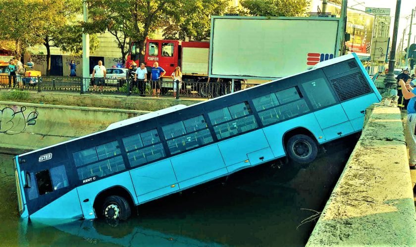 Accident grav în București. Un autobuz al STB a căzut în râul Dâmbovița.  Șoferul și o