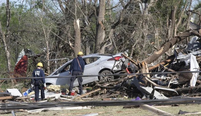 Image: Tornado Kansas (Jaime Green / AP)