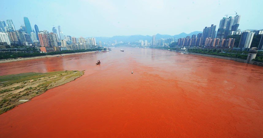 Red China: a section of the Yangtze River turns red in Chongqing ...