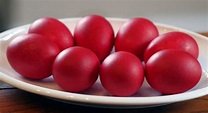 Így lesz természetesen szép piros tojásunk, anélkül, hogy befestenénk a kezünket ...