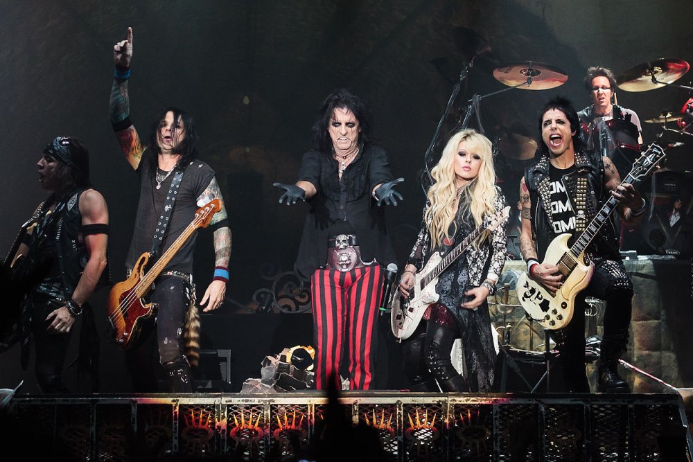 1280px-Alice_Cooper_band_Live_in_London_