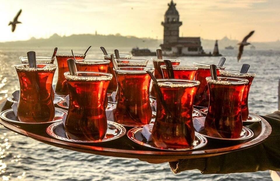 o tava plina de ceai turcesc langa un lac