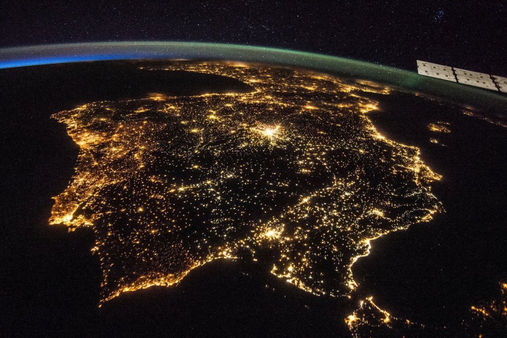 Iberian_Peninsula_at_night_pillars.jpg