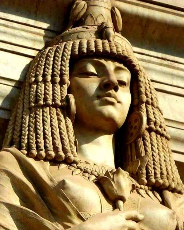 Cleopatra-intrare-museu-Cairo.jpg