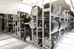 Mod simplu și practic de stocare a anvelopelor neutilizate – Măsuri de precauție în timpul conducerii mașinii