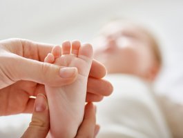 Masajul talpii bebelusului contra constipatiei