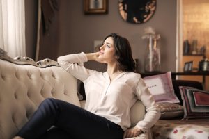 Umiditatea îți dă bătăi de cap? Soluția este un dezumidificator de aer