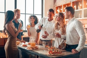Cum sa te distrezi in weekend fara sa iesi din casa: 5 idei pe care trebuie sa le pui in practica