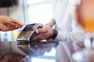 În ce lucruri ar trebui să îți investești banii până la vârsta de 30 de ani?