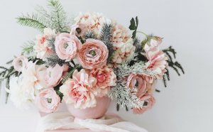 5 motive sa alegi bujori artificiali pentru decorul nuntii tale