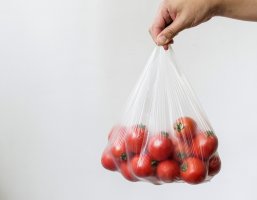 Comert fara ecotaxa. Afaceri promovate prin pungi biodegradabile de la Pungescu, producator pungi