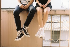 Top 5 ținute de primăvară la care să porți adidași