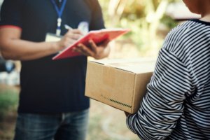Curierul nu sună de două ori, dar își anunță venirea - ce s-a schimbat în plină pandemie