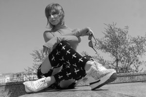 4 idei de ținute cool la care poți purta pantofi sport înalți