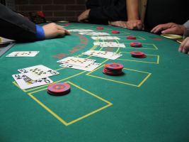 Jocul de Blackjack live: Reguli de joc, norme de etichetă și platforme potrivite pentru pasiunea ta