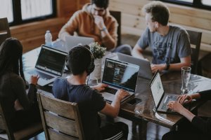 Ce beneficii poate aduce externalizarea serviciilor IT pentru afacerea ta?