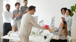 10 super idei cadouri colega birou. O sa te inlocuiasca data viitoare cand vrei o zi libera