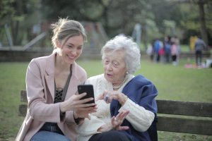 Cămine de bătrâni la care să-ți duci părinții pentru cea mai bună îngrijire