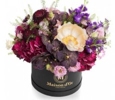 Vrei să dăruiești flori într-o manieră originală și elegantă? Alege unele dintre aceste flori în cutii!