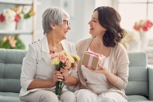 5 idei de cadou din argint pentru mama ta