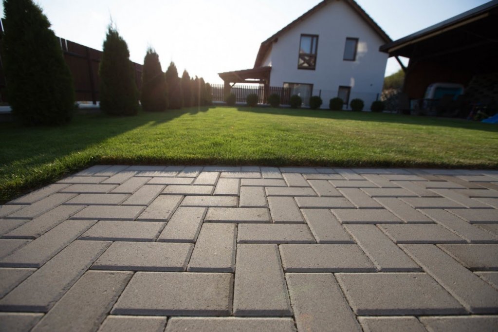 5 motive să alegi pavele din beton pentru pavarea curții