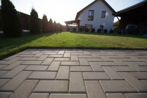 5 motive să alegi pavele din beton pentru pavarea curții