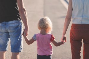 Cum sa cresti un om: Ce au cele mai bune carti de parenting in comun
