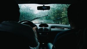 3 sfaturi pentru condusul pe timp de ploaie