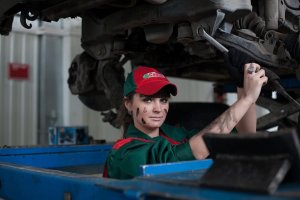 Echipamente de lucru esențiale într-un service auto