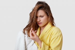 Cum te ajută nanofibrele Toppik să maschezi părul rărit?