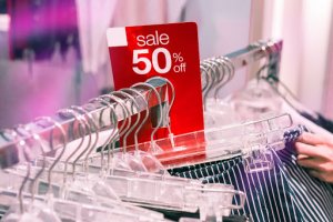 De ce să cumperi îmbrăcăminte din outlet? Iată 6 avantaje garantate
