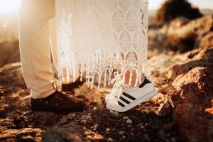 Pantofi sport cu rochii și fuste: 4 idei de ținute stylish